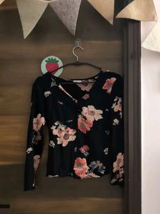 Floral motif Cover story fitted V neck top