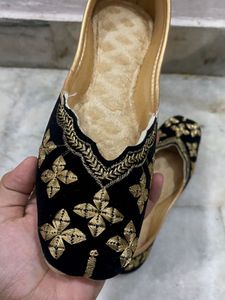 Embroidered Black Juttis