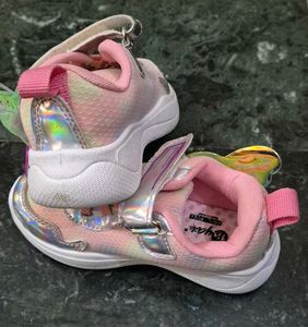 New baby girls sneakers shoes in size 7