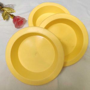 🆕 Set of Yellow Plastic Plates