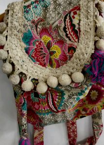 🎸SMALL FLORAL  BACKPACK WITH POM DETAILING 🎻🎸