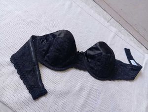 Black Lace Strapless Bra