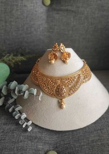 Exquisite Gold Choker Necklace & Earring Set