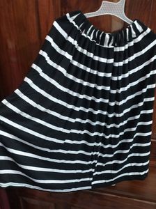 Lovely Black 🖤 &amp; White 🤍 Skirt