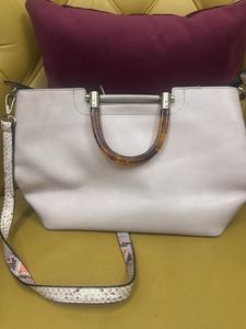 Chic White Tote Bag with Tortoiseshell Handle