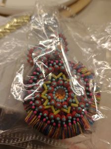 EAR, HAIR AND HAND ACCESSORIES