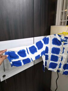 Blue &amp; White Abstract Print Cropped Top