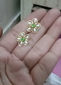 Floral Pearl Stud Earrings - Cute &amp; Chic