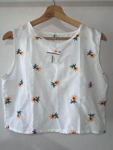 AAHWAN White Floral Sleeveless Crop Top (L)