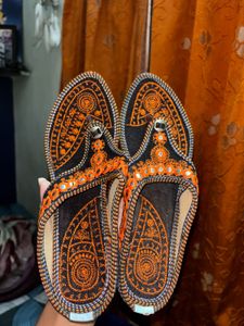 Embroidered ethnic slip-on sandals / flats