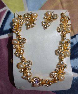 🦪 Elegant Pearl and Crystal Jewelry Set