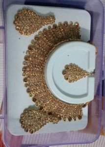 Gold Stone Studded Necklace Set