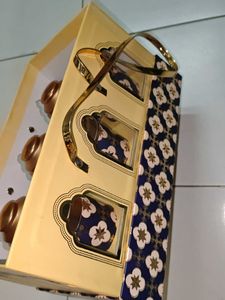 Anand Gift Box with Tea Cans
