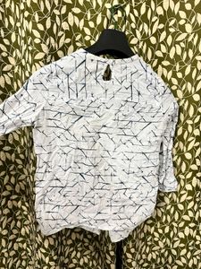 Stylish White &amp; Blue Abstract Print Top