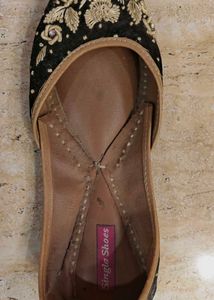 Embroidered Black Juttis