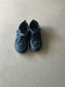 Classic Black Sneakers for Everyday Wear