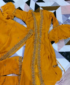 Elegant Yellow Kurta Set with Intricate Embellishm