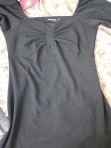 Size Is Large And Black In Colour . It's A Pretty Dress