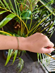 Elegant Gold Chain Bracelet