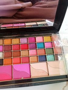 Eyeshadow Palette with Mirror
