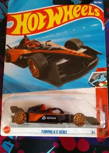 Hot Wheels Formula 1 pack plus McLaren