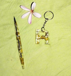 Handmade Resin Keychain 'R' with Flower