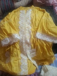 bundle of 2 tops offwhite and yellow