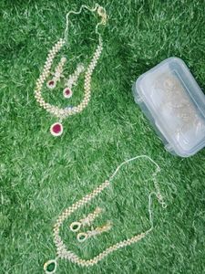 Stunning Crystal Necklace &amp; Earring Set