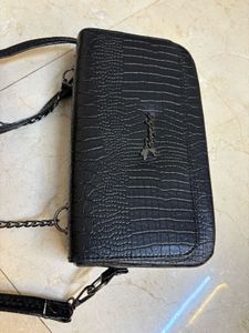 Chic Black Croc-Embossed Crossbody Bag