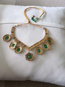 Stunning Emerald and Pearl Necklace Set