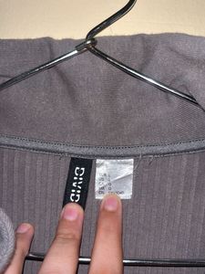 H&amp;M Ribbed Zip Neck Cropped Top