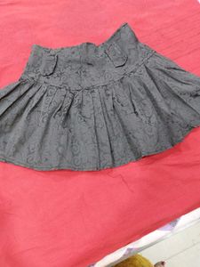 Chic Grey Floral Pleated Skirt