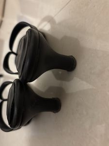 lino perros kitten heels