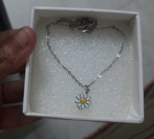 Daisy Pendant Necklace