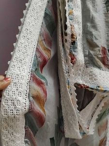 Elegant Floral Print Dupatta with Lace Trim