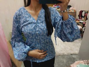 Blue Floral balloon Sleeve Top