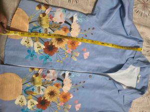 Chic Blue Floral Print Button-Up Shirt in xl size