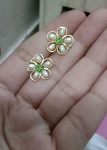 Floral Pearl Stud Earrings - Cute &amp; Chic