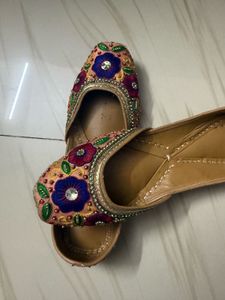 Embroidered Juttis/Mojaris