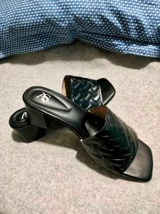 Chic Black Quilted Slides