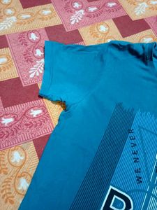 Stylish Men's Teal Graphic T-Shirt