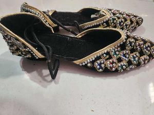 Embellished Black Juttis/Mojaris