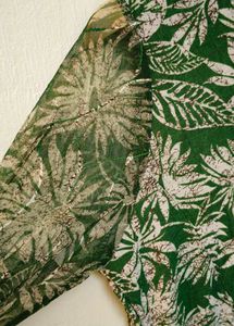 Trendy New Green And White Top( L)