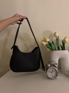 black shoulder bag