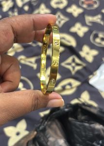 Elegant Gold Bangle with Diamonds