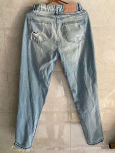 Trendy Light Wash Distressed Jeans