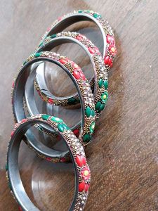 Set of 4 Flower Design Bangles