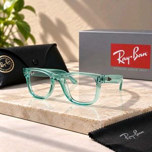 RAYBAN UNISEX SUNGLASSES A clean classic silhouett