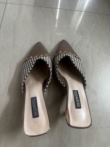 Chic Pointed Toe Heels with Chain Accent