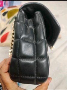 Chic Quilted Black Handbag with Gold Chain